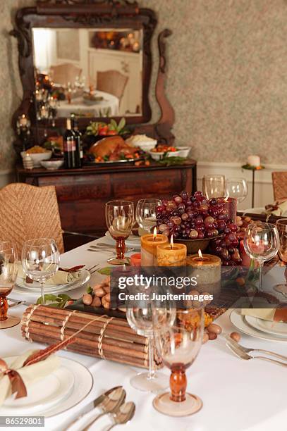 thanksgiving table setting - centerpiece stock-fotos und bilder