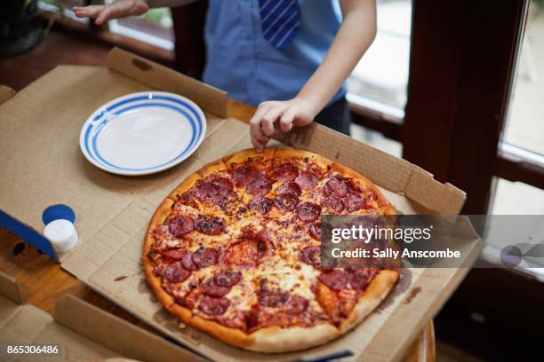 child eating pizza - pizza box stock-fotos und bilder