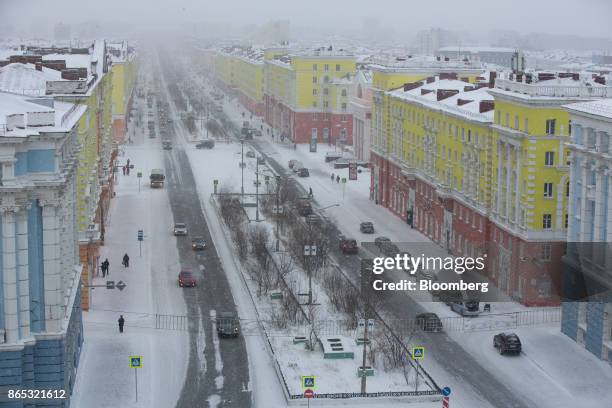 Snow lines the streets along Leninsky prospect in Norilsk, Russia, on Tuesday, Oct. 17, 2017. Norilsk Nickel, which mines the rich deposits of...