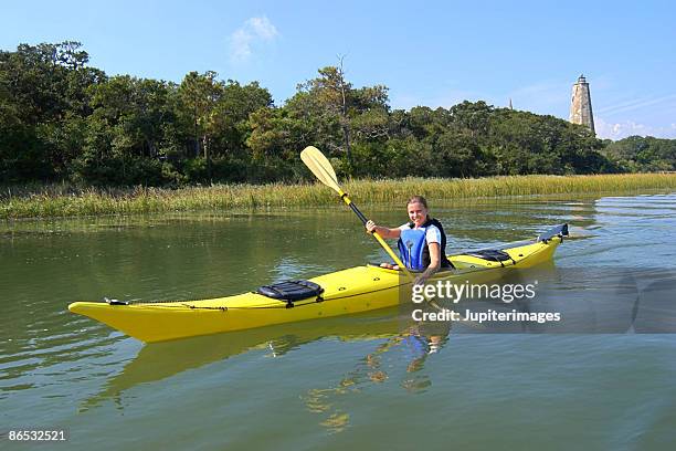 teenage girl kayaking - girl rowing boat photos et images de collection