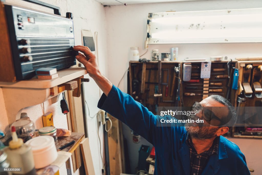 Trabajador se convierte en la radio