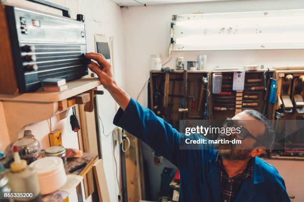 trabajador se convierte en la radio - radio fotografías e imágenes de stock