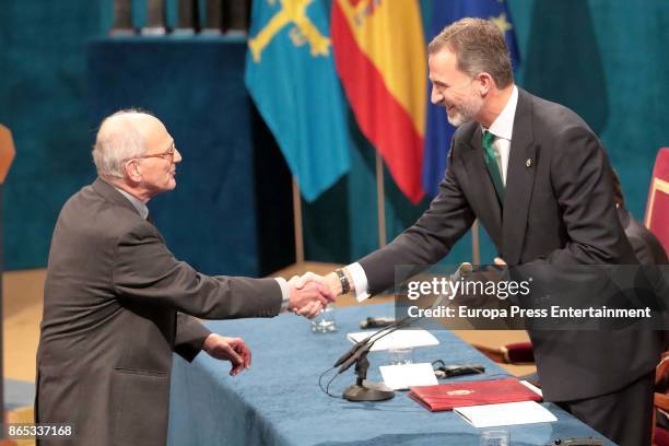 Rainer Weiss receives the Princesa de Asturias Awards 2017 for Technical & Scientific Research from the hands of King Felipe of Spain during the...
