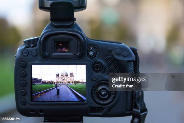 camera display, showing berlin cathedral (berlin, germany) - viewfinder foto e immagini stock