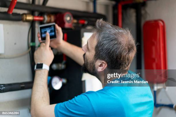 smart home - water heater stockfoto's en -beelden