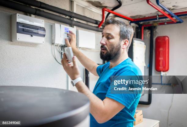 smart homes - boiler repair photos et images de collection