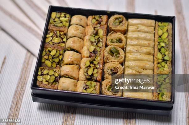 baklava - assorted middle eastern pastries - middle eastern food stockfoto's en -beelden