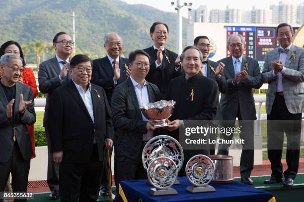 Steward Stephen Ip Shu Kwan presents the Premier Bowl trophy and silver dishes to the representative of Maurice Koo Win Chong, owner of Mr Stunning...