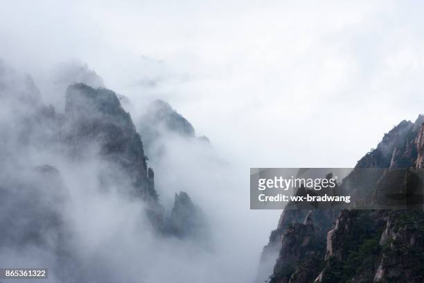 china huangshan winter - bergketen stockfoto's en -beelden