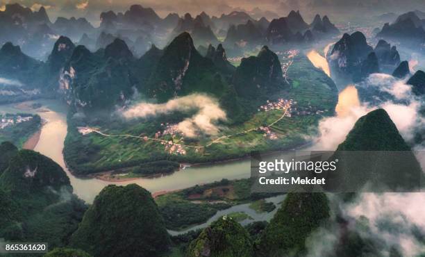 the aerial view at xianggang hill, yangshuo, guilin, guangxi, china - karst formation stockfoto's en -beelden