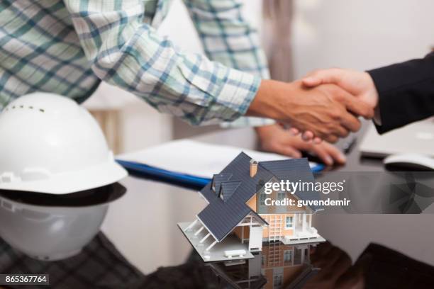 handshakes after contract signature - construction contract stock pictures, royalty-free photos & images