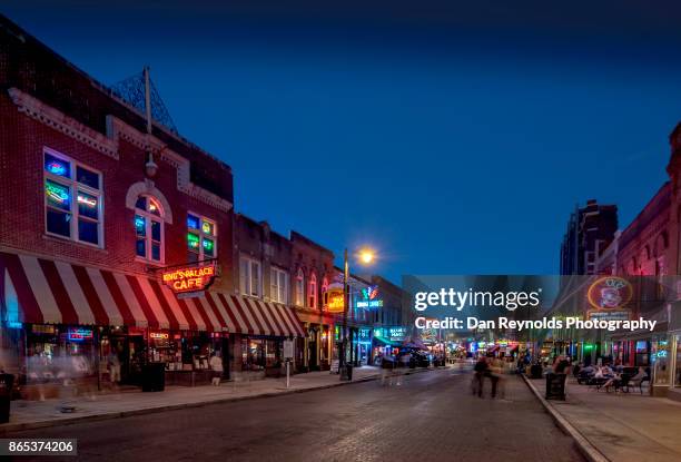 usa, tennessee, beale street at twilight - memphis tennessee stockfoto's en -beelden