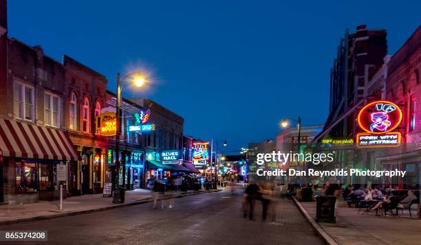 beale street at twilight - blues in the night stock-fotos und bilder