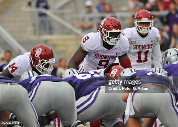 Linebacker Kenneth Murray of the Oklahoma Sooners gets set on defense against the Kansas State Wildcats during the first half on October 21, 2017 at...