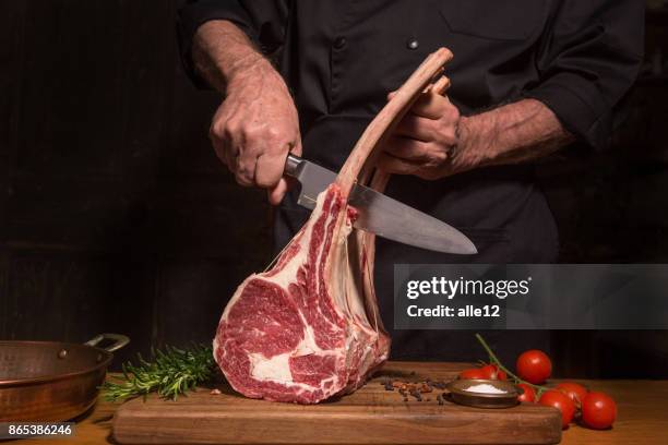 chef-kok snijden rundvlees - beef ribs stockfoto's en -beelden