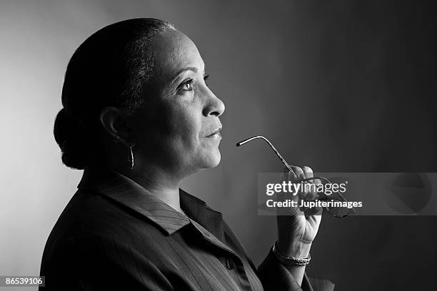 businesswoman thinking with eyeglasses - woman looking up sideview stock-fotos und bilder