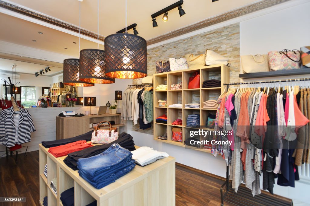 Interior de una tienda de venta de ropa y accesorios de las mujeres