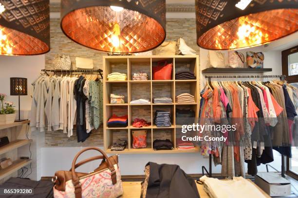 interieur van een winkel verkopen vrouwen kleding en accessoires - vrouwen kleding stockfoto's en -beelden