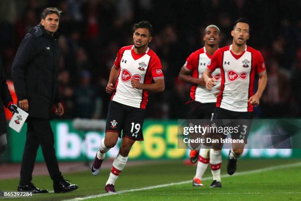 Sofiane Boufal of Southampton celebrates with his manager, Mauricio Pellegrino and team-mates after scoring the winning goal during the Premier...