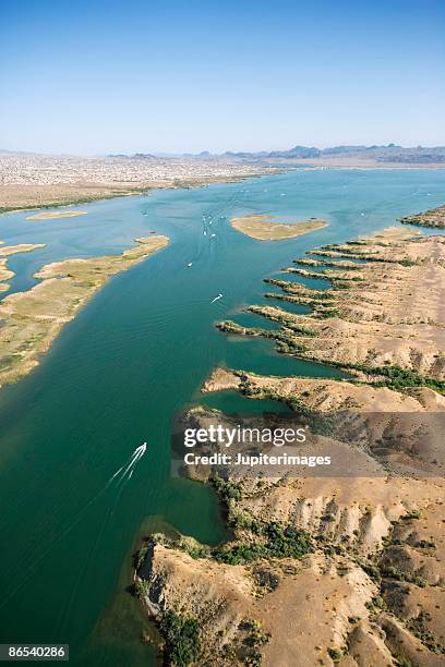 boats on lake havasu - lake havasu stockfoto's en -beelden