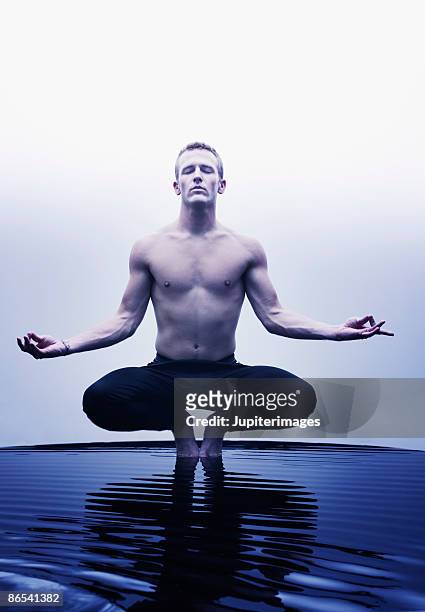 man in yoga pose - ギアナ・ムドラー ストックフォトと画像