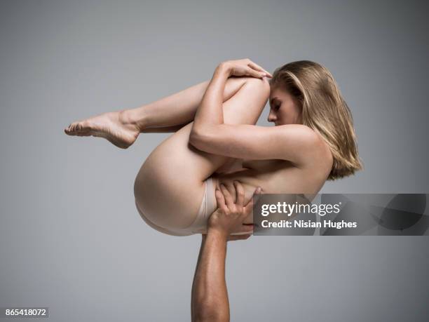 modern dancer dancing in studio - position du foetus photos et images de collection