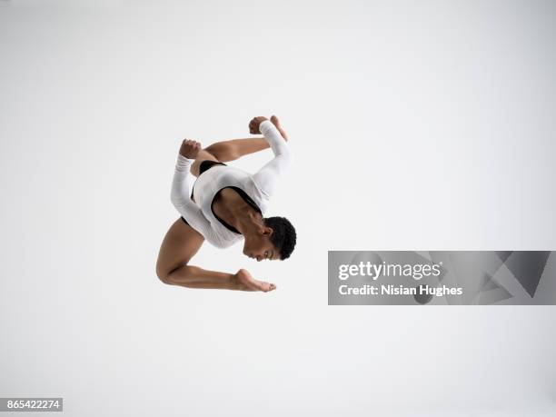 modern dancer dancing in studio - dança moderna imagens e fotografias de stock