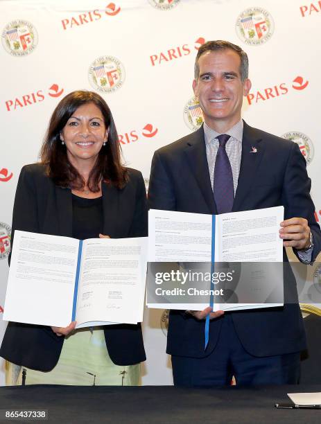 Los Angeles mayor Eric Garcetti and Paris Mayor Anne Hidalgo pose after signing a partnership agreement regarding the Olympic Games during a two-day...