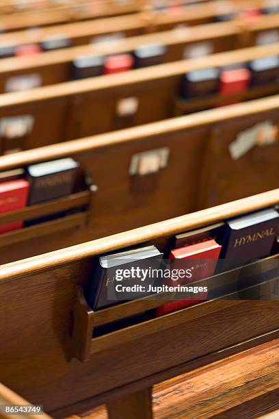 church pews with holy bibles - banco de igreja imagens e fotografias de stock