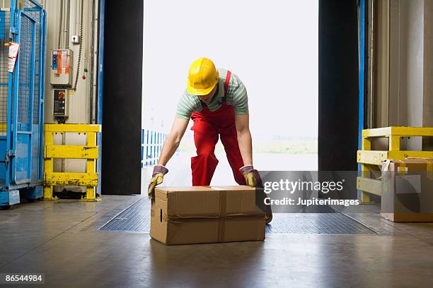warehouse worker lifting box - box lifting technique stock-fotos und bilder