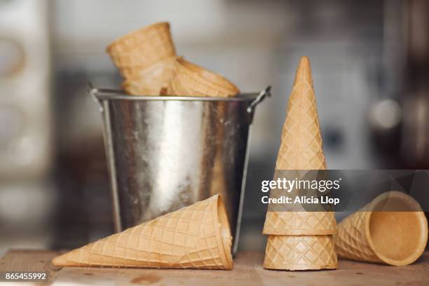 cones - cream horn stock-fotos und bilder