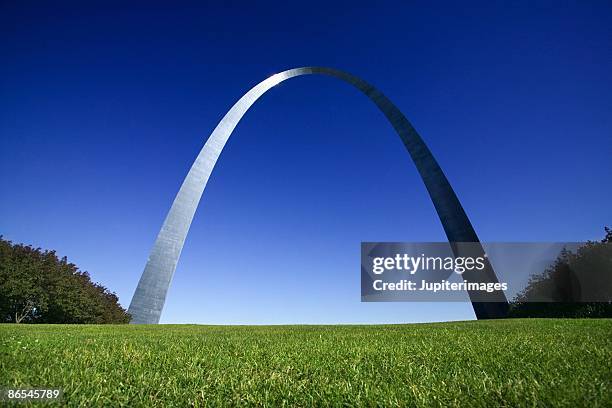 gateway arch in blue sky, st louis, missouri - gateway arch stock pictures, royalty-free photos & images