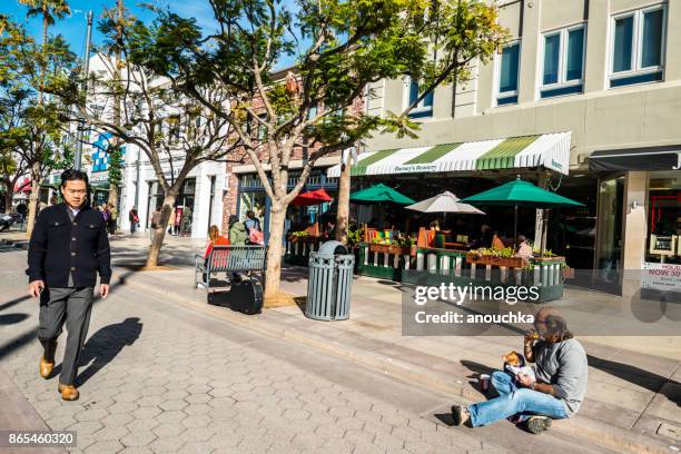 man met hond snacking op third street promenade, santa monica, verenigde staten - third street promenade stockfoto's en -beelden