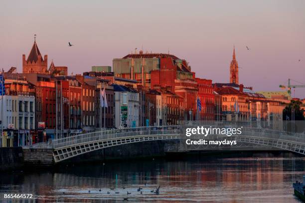ha'penny bridge, dublin - dublin bridge stock pictures, royalty-free photos & images