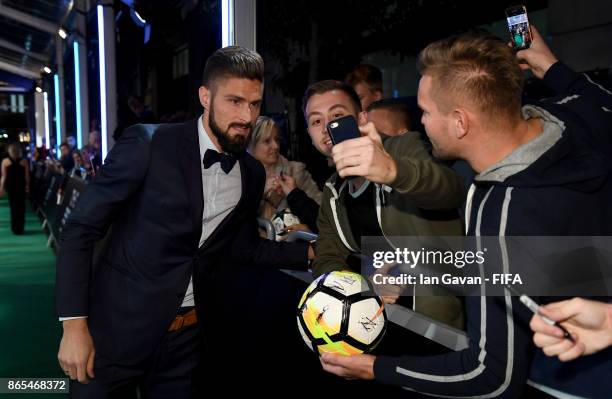 Olivier Giroud arrives on the green carpet for The Best FIFA Football Awards at The London Palladium on October 23, 2017 in London, England.