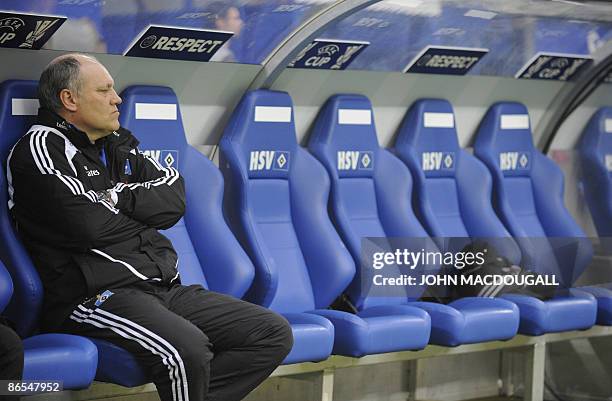 Hamburg's Dutch coach Martin Jol sits on the bench prior to the Hamburger SV vs Werder Bremen UEFA Cup semi-final football match in Hamburg May 7,...