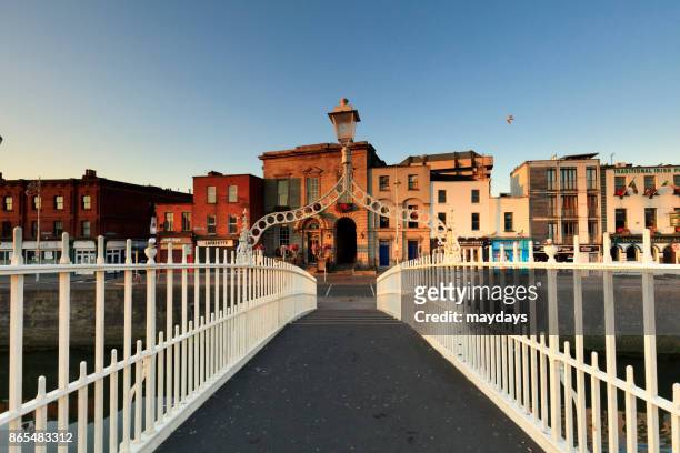ha'penny bridge, dublin - ha'penny bridge dublin stock pictures, royalty-free photos & images