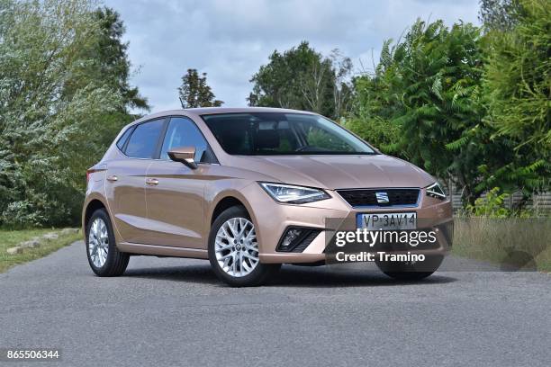 seat ibiza auf der straße - automarke stock-fotos und bilder