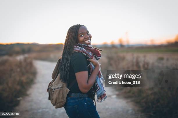 leuke afrikaanse vrouw wandelen - zimbabwe stockfoto's en -beelden