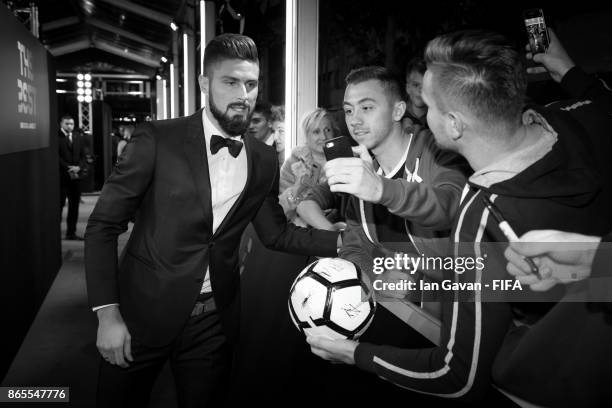 Olivier Giroud arrives on the green carpet for The Best FIFA Football Awards at The London Palladium on October 23, 2017 in London, England.