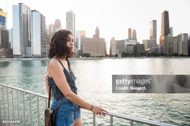 tausendjährige hispanic frau von chicago skyline in der kontemplation - hot puerto rican women stock-fotos und bilder