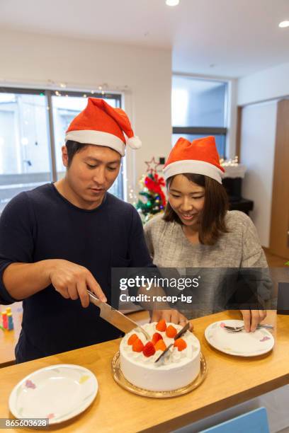 夫婦のクリスマス ケーキの準備 - christmas cake ストックフォトと画像