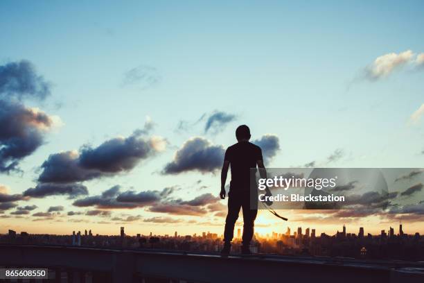 a man standing on the city roof - só um adulto de idade mediana - fotografias e filmes do acervo