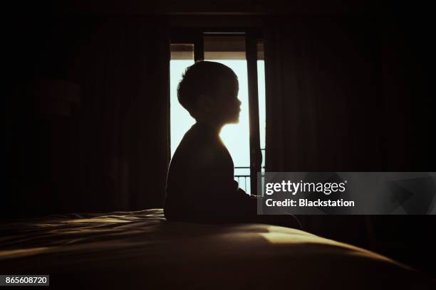 a boy in the bedroom - peuter stockfoto's en -beelden