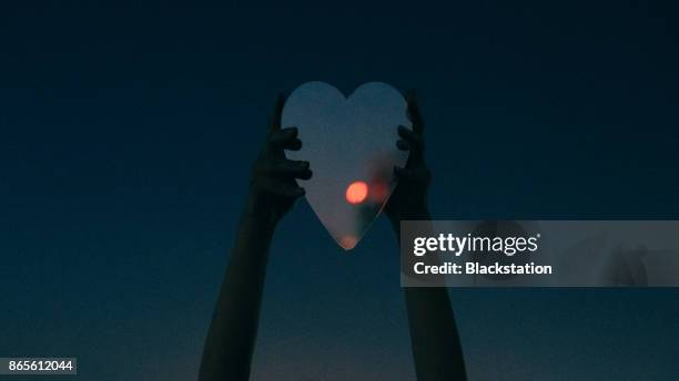 the heart-shaped mirror - an evening with heart fotografías e imágenes de stock