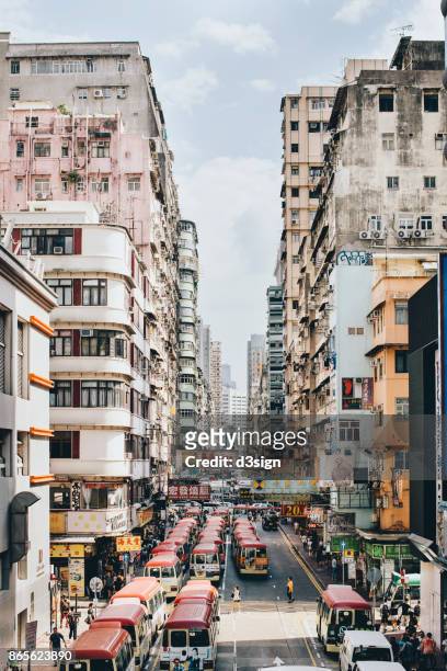 high density residential buildings and local street scene in mong kok, hong kong - hong kong community 個照片及圖片檔