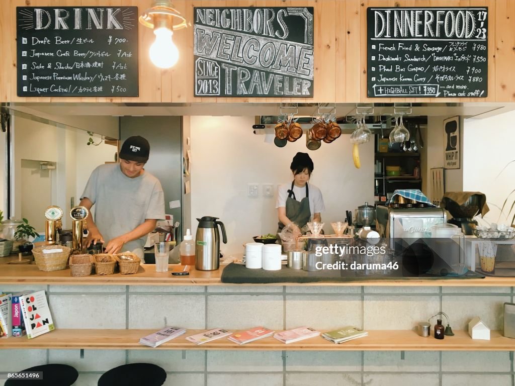 Männliche und weibliche Köche Vorbereitung für Mittagsservice im Cafe