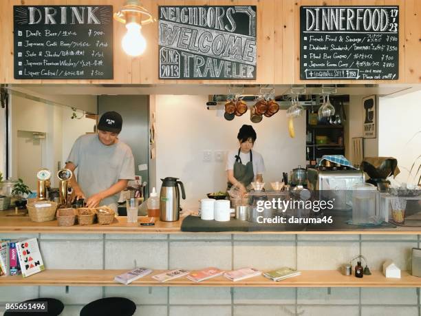 カフェでランチ サービスの男性と女性シェフ - cook kitchen restaurant ストックフォトと画像