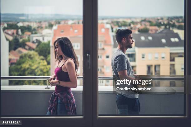 ¡problemas en una relación! - espalda con espalda fotografías e imágenes de stock