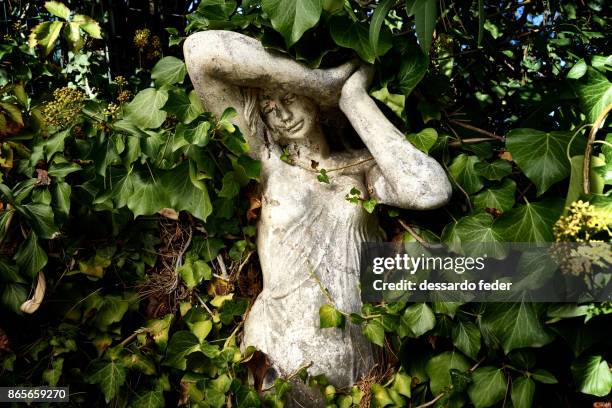 ornamental statue wrapped in ivy in a garden - hirshhorn-museum-and-sculpture-garden stock pictures, royalty-free photos & images